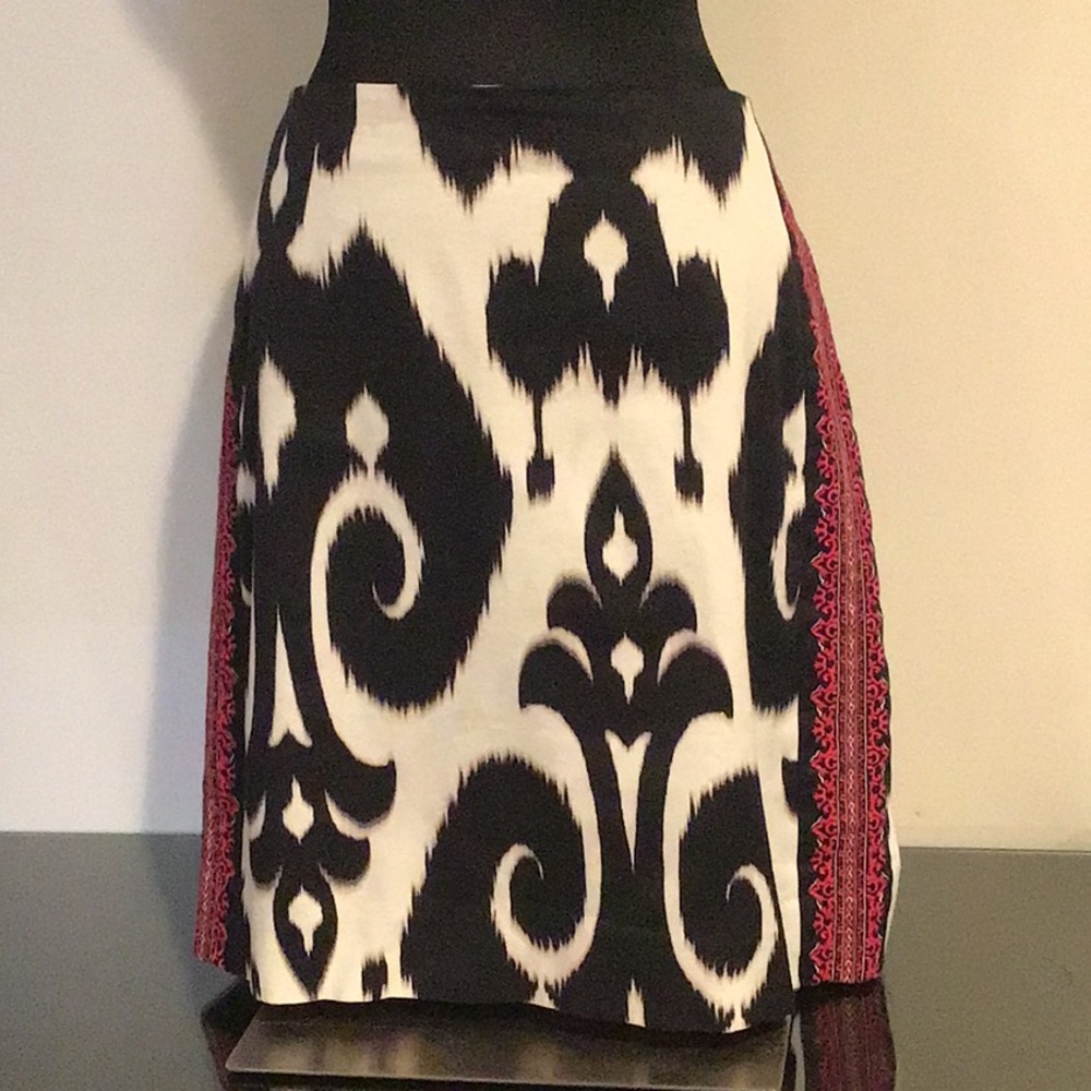 WHBM SHIRT WITH STRIP OF PINK DETAIL ON THE SIDES SZ 8